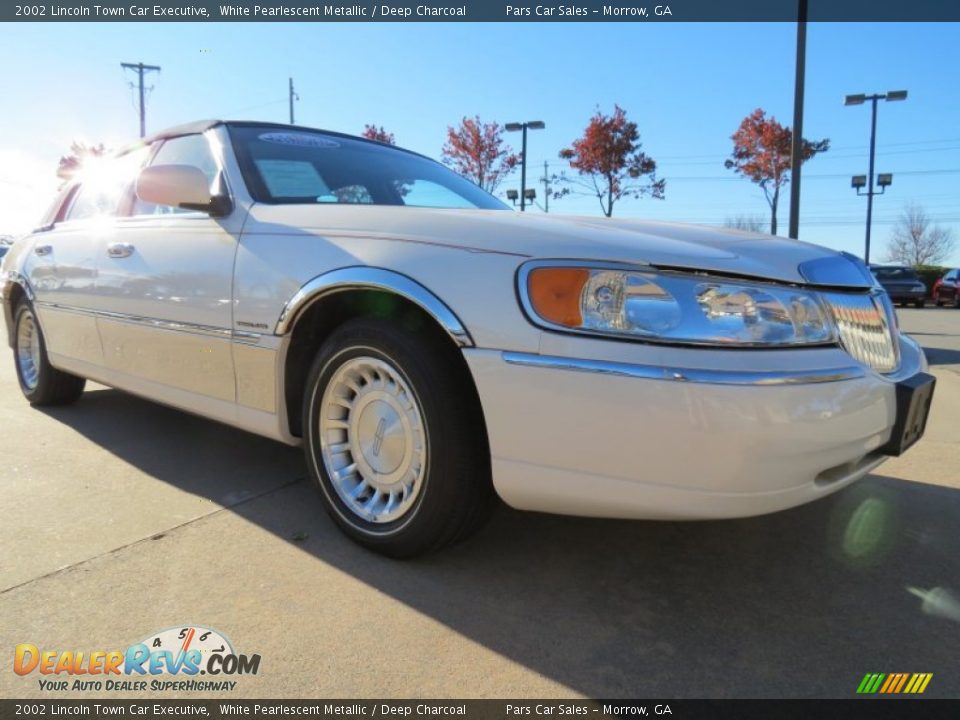 2002 Lincoln Town Car Executive White Pearlescent Metallic / Deep Charcoal Photo #4