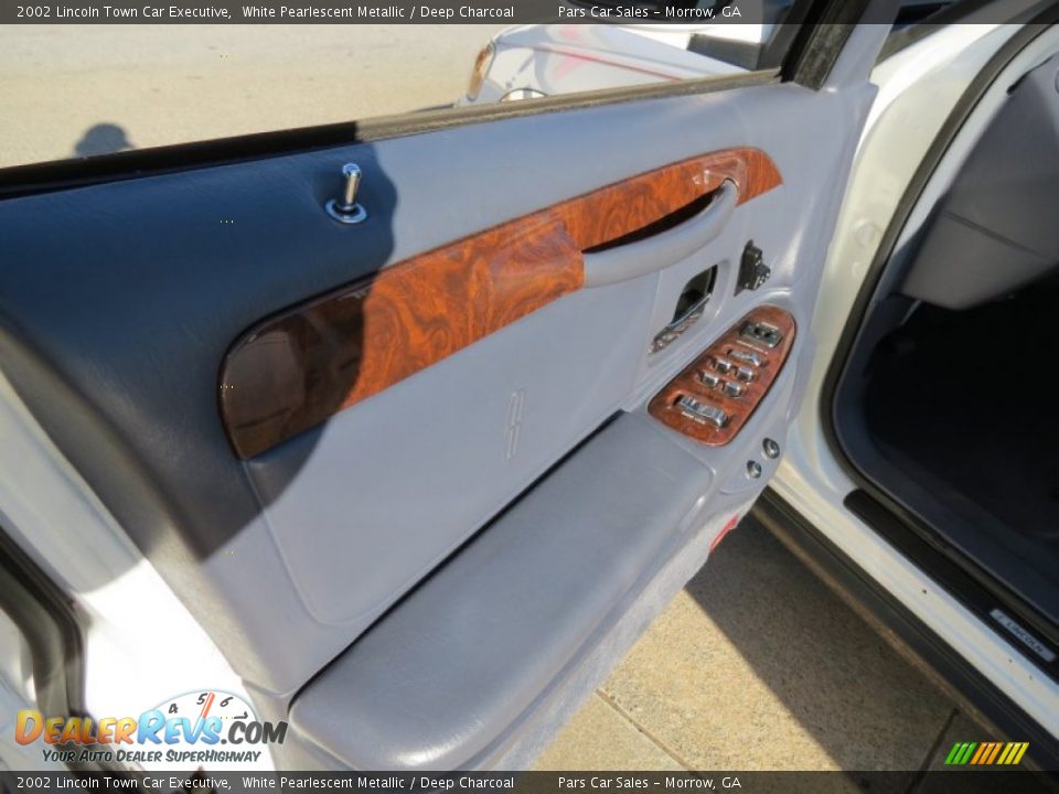 2002 Lincoln Town Car Executive White Pearlescent Metallic / Deep Charcoal Photo #7