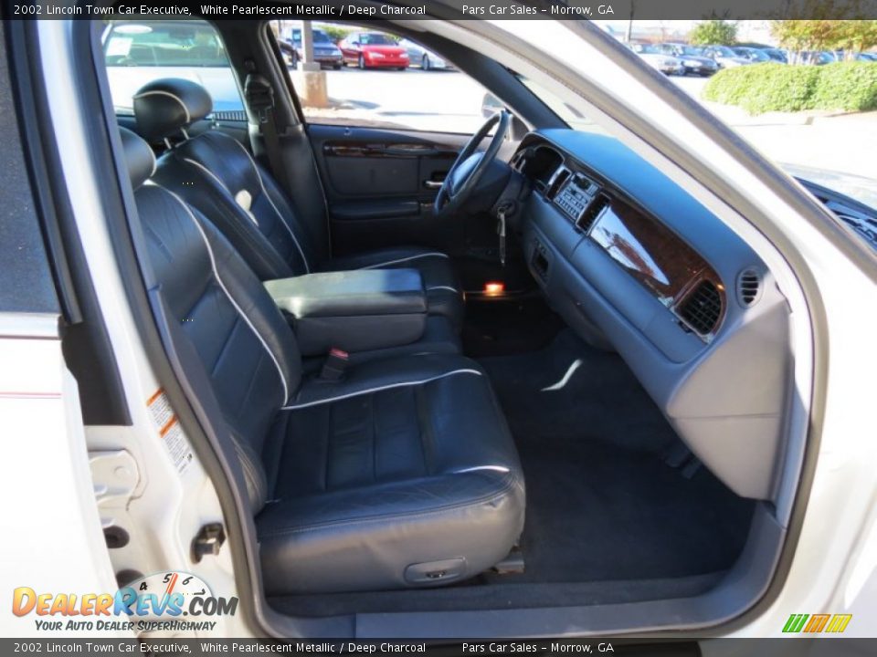 2002 Lincoln Town Car Executive White Pearlescent Metallic / Deep Charcoal Photo #10