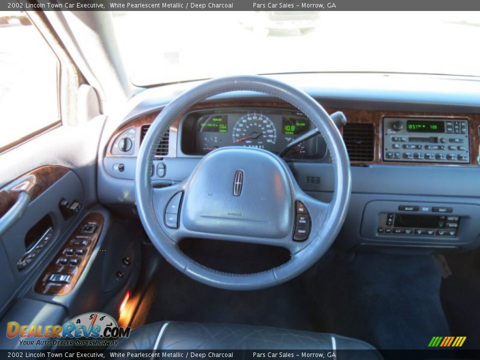 2002 Lincoln Town Car Executive White Pearlescent Metallic / Deep Charcoal Photo #12