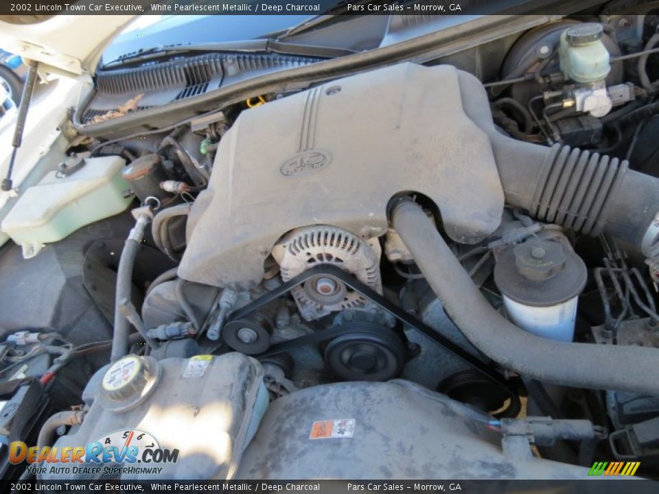 2002 Lincoln Town Car Executive White Pearlescent Metallic / Deep Charcoal Photo #13