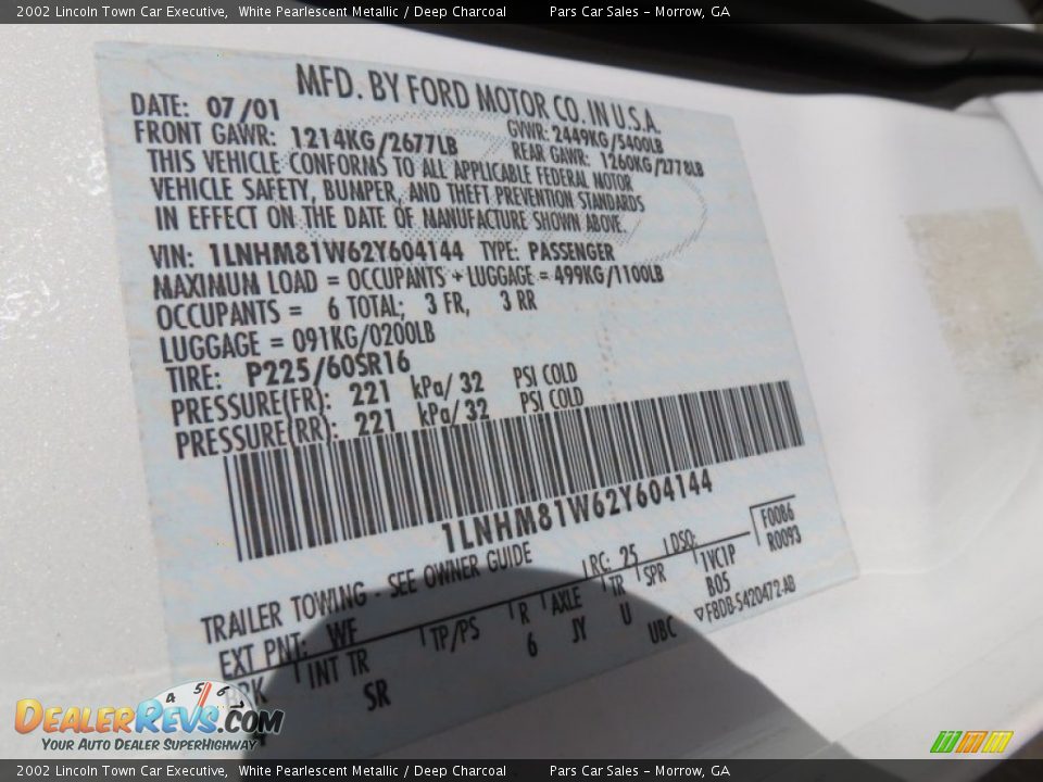 2002 Lincoln Town Car Executive White Pearlescent Metallic / Deep Charcoal Photo #14