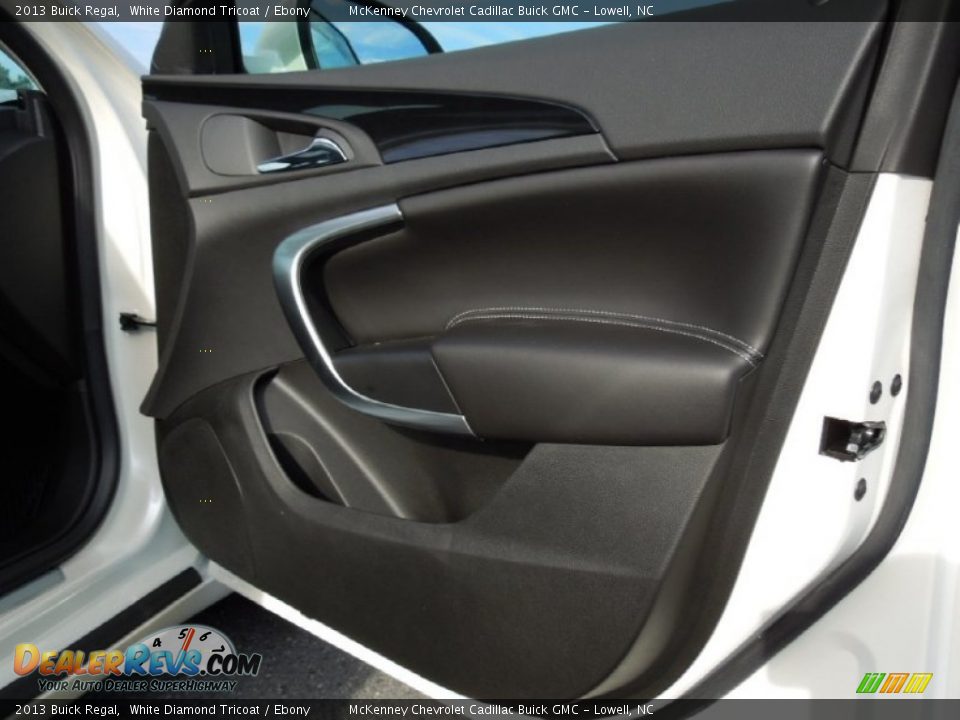 Door Panel of 2013 Buick Regal  Photo #25