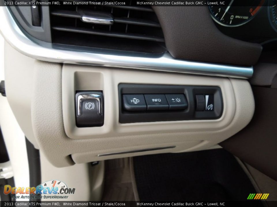 2013 Cadillac XTS Premium FWD White Diamond Tricoat / Shale/Cocoa Photo #13
