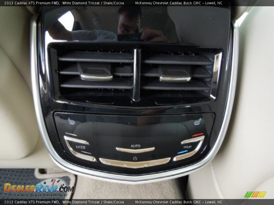 2013 Cadillac XTS Premium FWD White Diamond Tricoat / Shale/Cocoa Photo #22