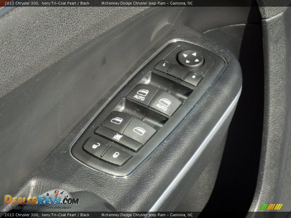 2013 Chrysler 300 Ivory Tri-Coat Pearl / Black Photo #11