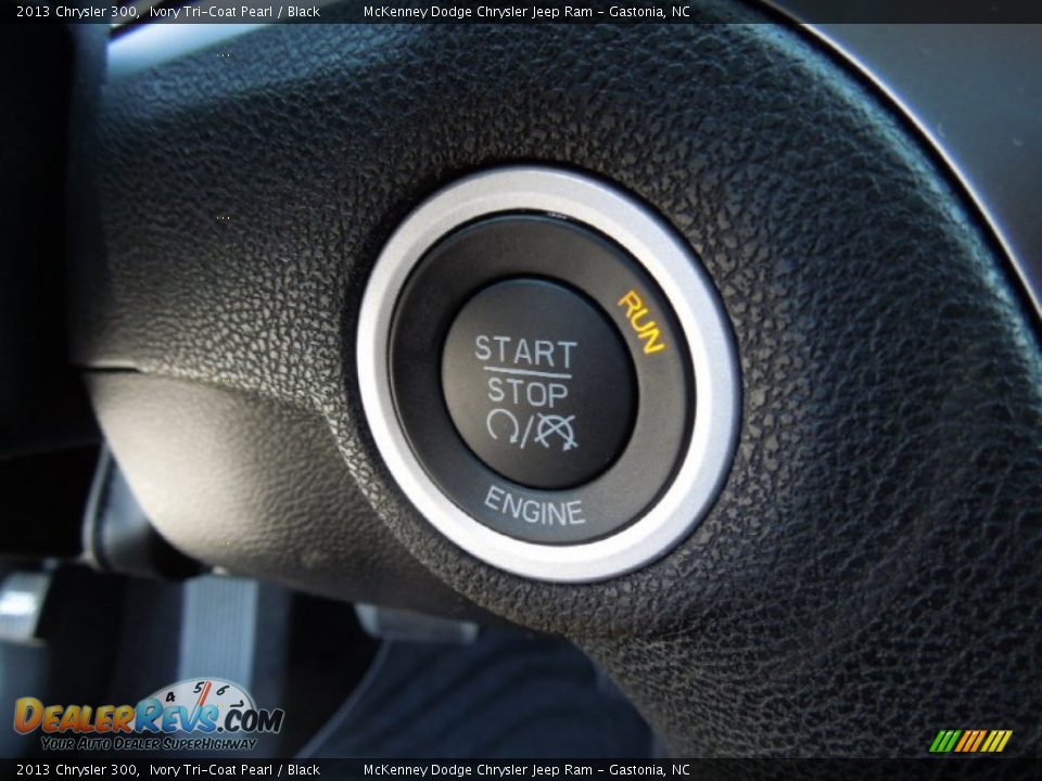 2013 Chrysler 300 Ivory Tri-Coat Pearl / Black Photo #13