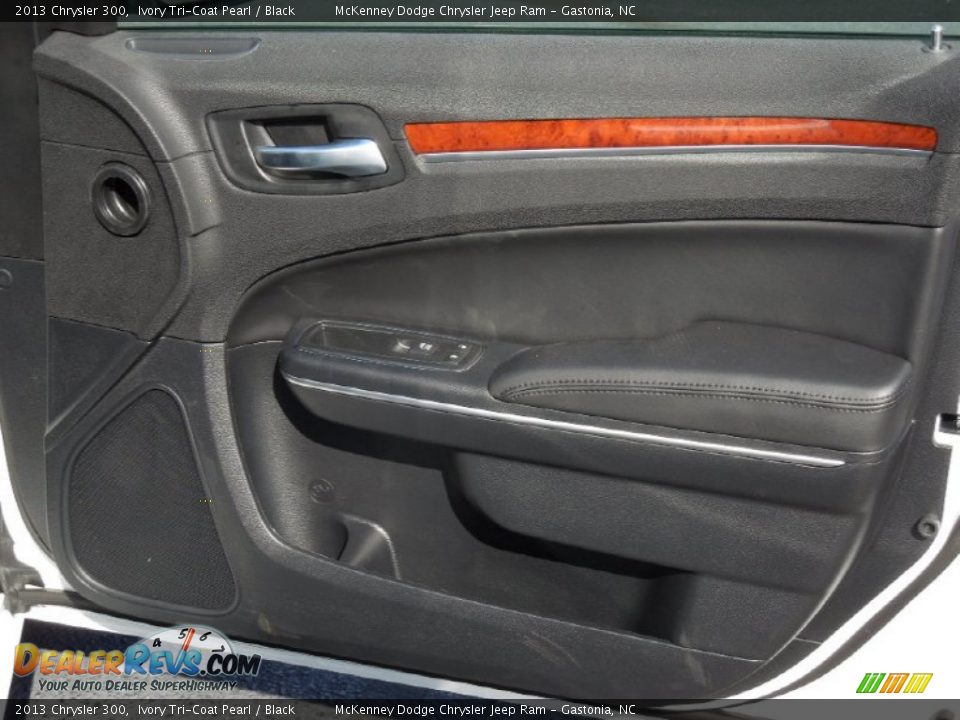 2013 Chrysler 300 Ivory Tri-Coat Pearl / Black Photo #25