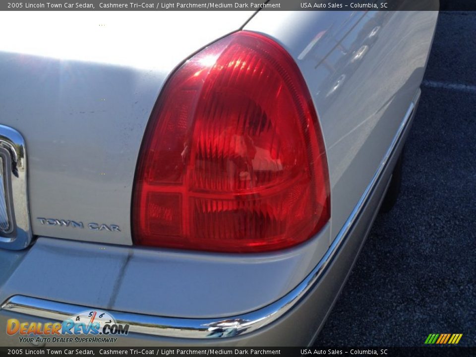 2005 Lincoln Town Car Sedan Cashmere Tri-Coat / Light Parchment/Medium Dark Parchment Photo #11