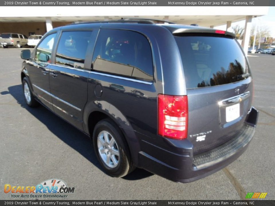 2009 Chrysler Town & Country Touring Modern Blue Pearl / Medium Slate Gray/Light Shale Photo #4