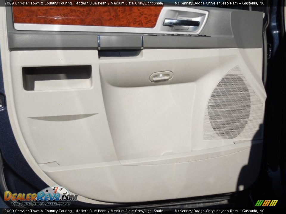 2009 Chrysler Town & Country Touring Modern Blue Pearl / Medium Slate Gray/Light Shale Photo #10