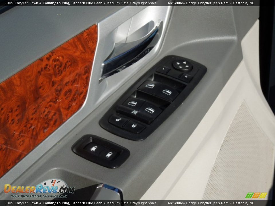 2009 Chrysler Town & Country Touring Modern Blue Pearl / Medium Slate Gray/Light Shale Photo #11