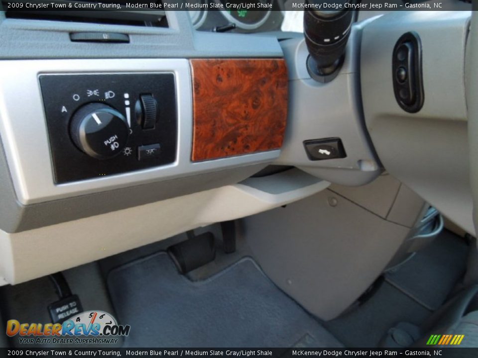 2009 Chrysler Town & Country Touring Modern Blue Pearl / Medium Slate Gray/Light Shale Photo #12