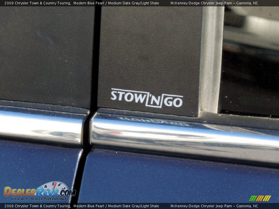 2009 Chrysler Town & Country Touring Modern Blue Pearl / Medium Slate Gray/Light Shale Photo #21