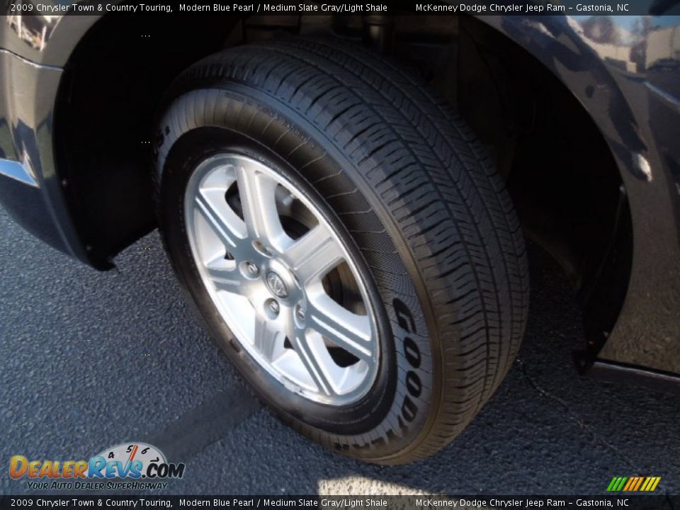 2009 Chrysler Town & Country Touring Modern Blue Pearl / Medium Slate Gray/Light Shale Photo #29