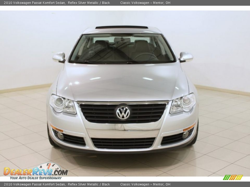 2010 Volkswagen Passat Komfort Sedan Reflex Silver Metallic / Black Photo #2