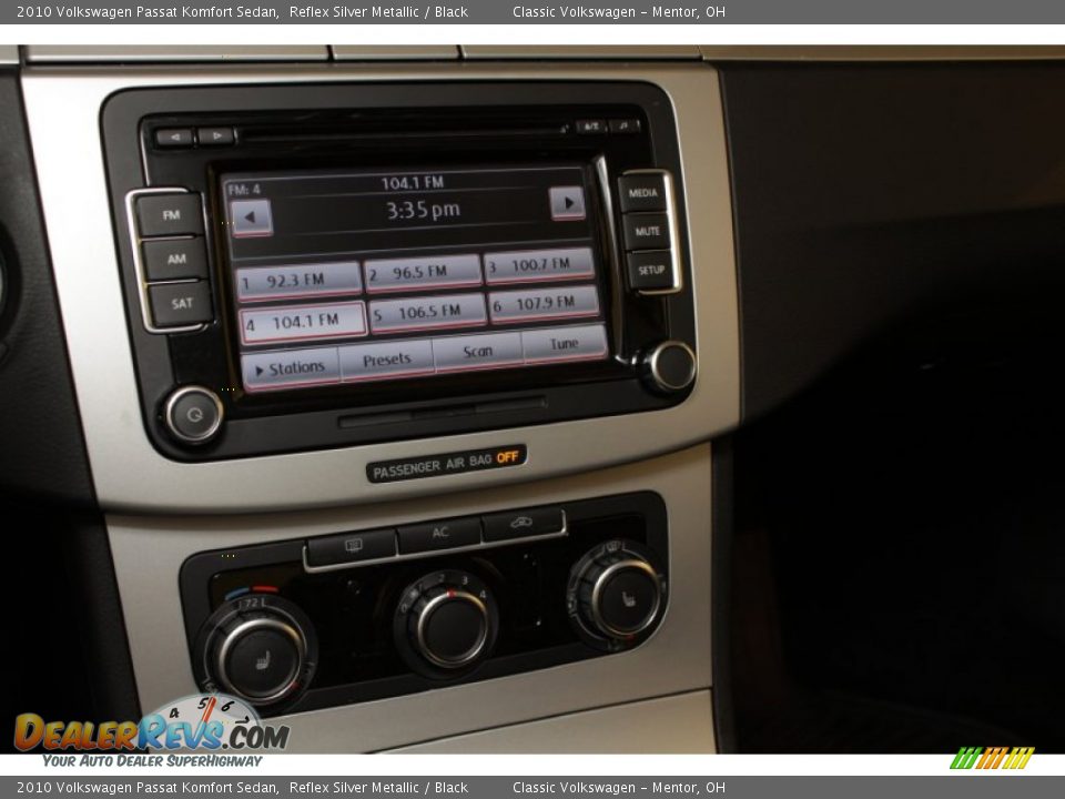 2010 Volkswagen Passat Komfort Sedan Reflex Silver Metallic / Black Photo #14