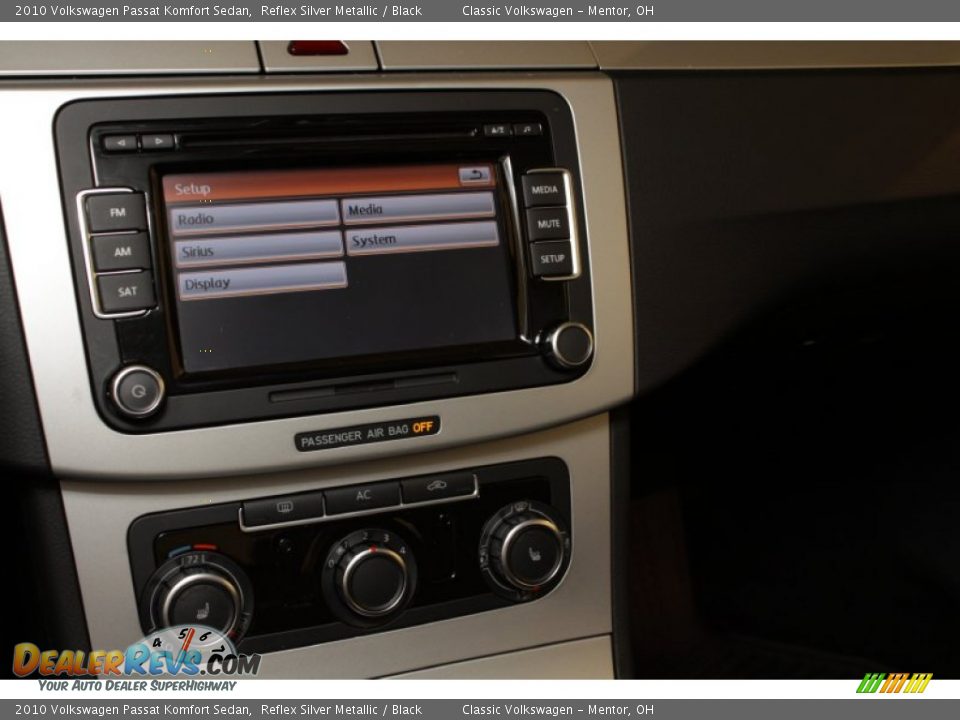 2010 Volkswagen Passat Komfort Sedan Reflex Silver Metallic / Black Photo #17