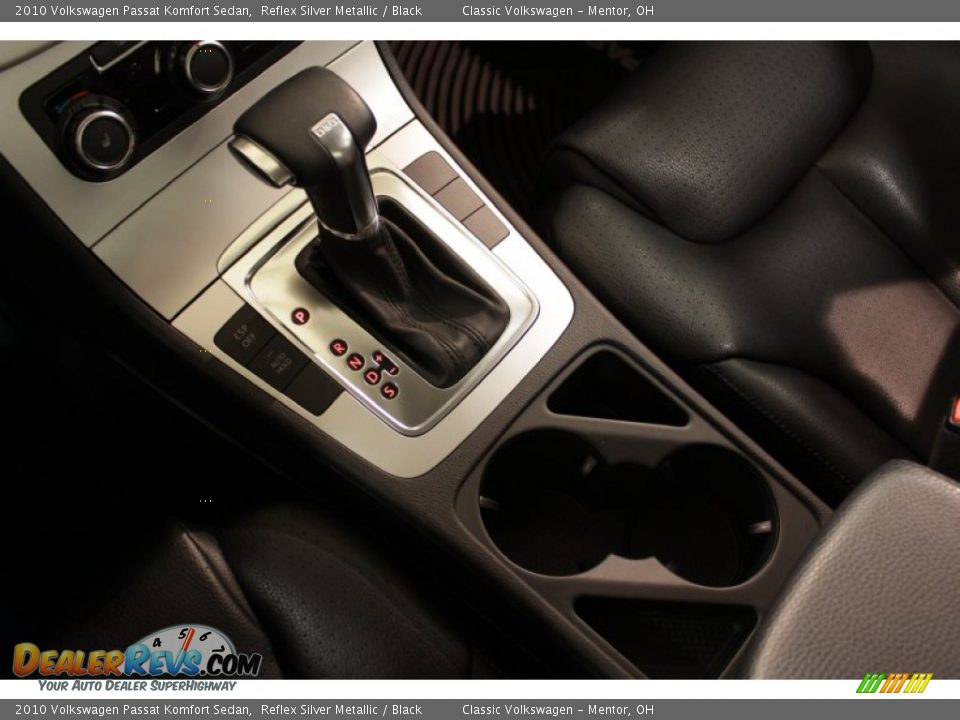 2010 Volkswagen Passat Komfort Sedan Reflex Silver Metallic / Black Photo #18