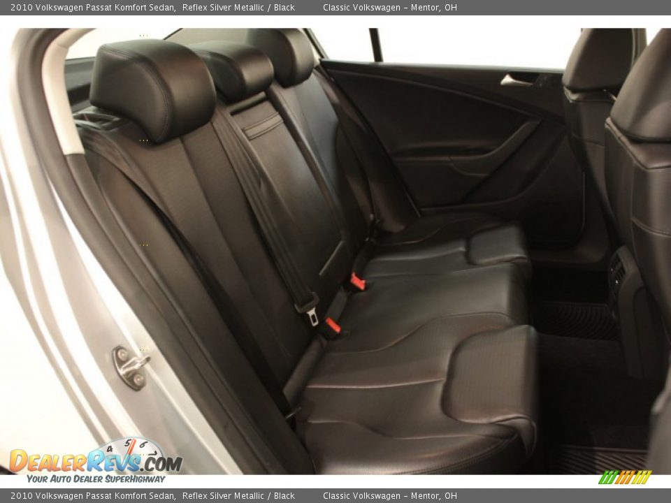 2010 Volkswagen Passat Komfort Sedan Reflex Silver Metallic / Black Photo #20