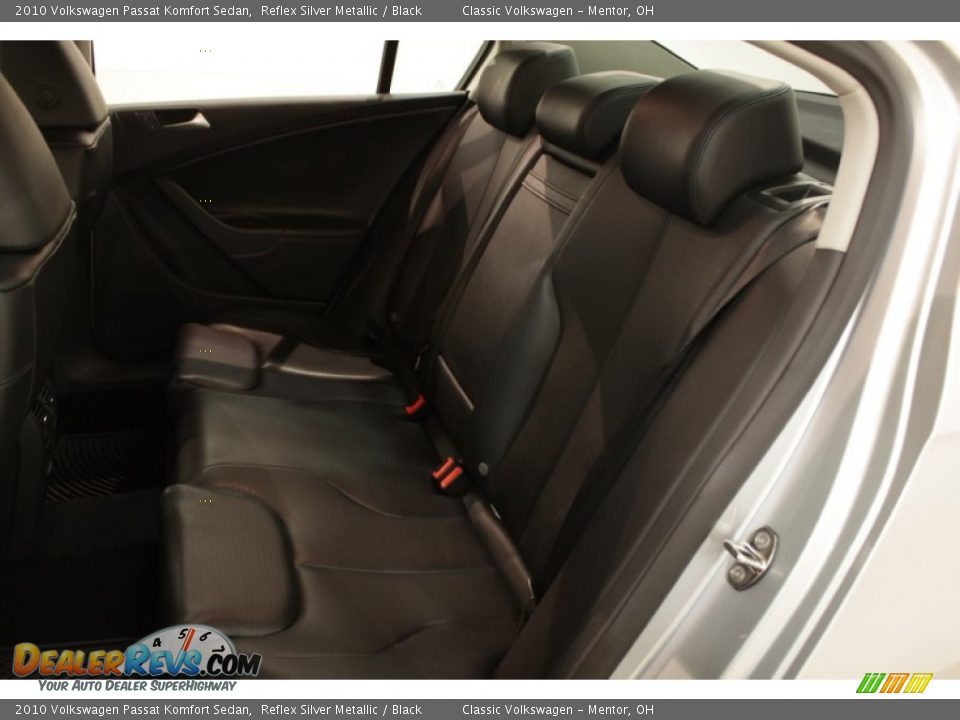 2010 Volkswagen Passat Komfort Sedan Reflex Silver Metallic / Black Photo #21