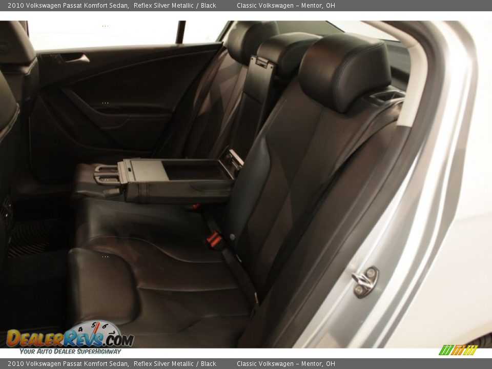 2010 Volkswagen Passat Komfort Sedan Reflex Silver Metallic / Black Photo #22