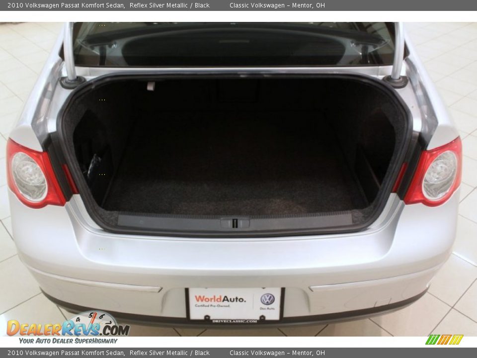 2010 Volkswagen Passat Komfort Sedan Reflex Silver Metallic / Black Photo #24