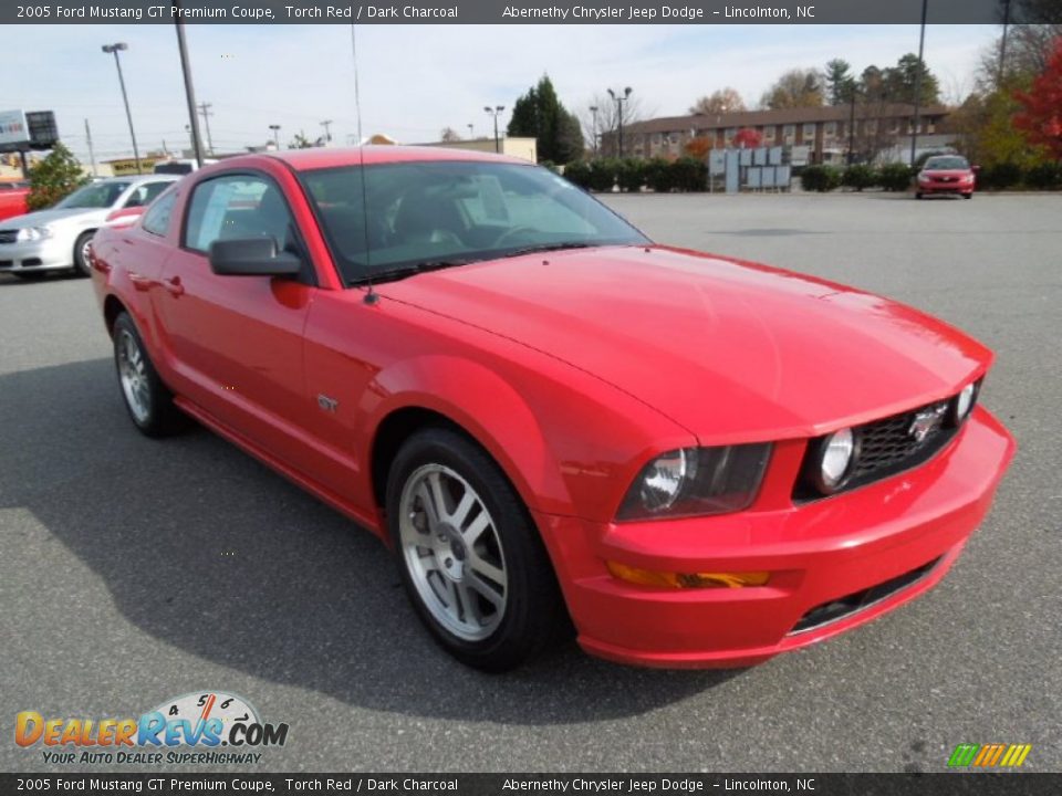 Front 3/4 View of 2005 Ford Mustang GT Premium Coupe Photo #3