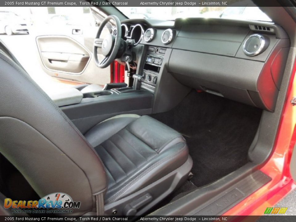 Dark Charcoal Interior - 2005 Ford Mustang GT Premium Coupe Photo #16