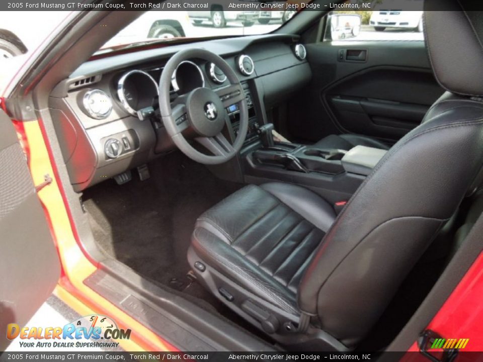 Dark Charcoal Interior - 2005 Ford Mustang GT Premium Coupe Photo #21