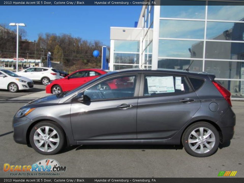 2013 Hyundai Accent SE 5 Door Cyclone Gray / Black Photo #2