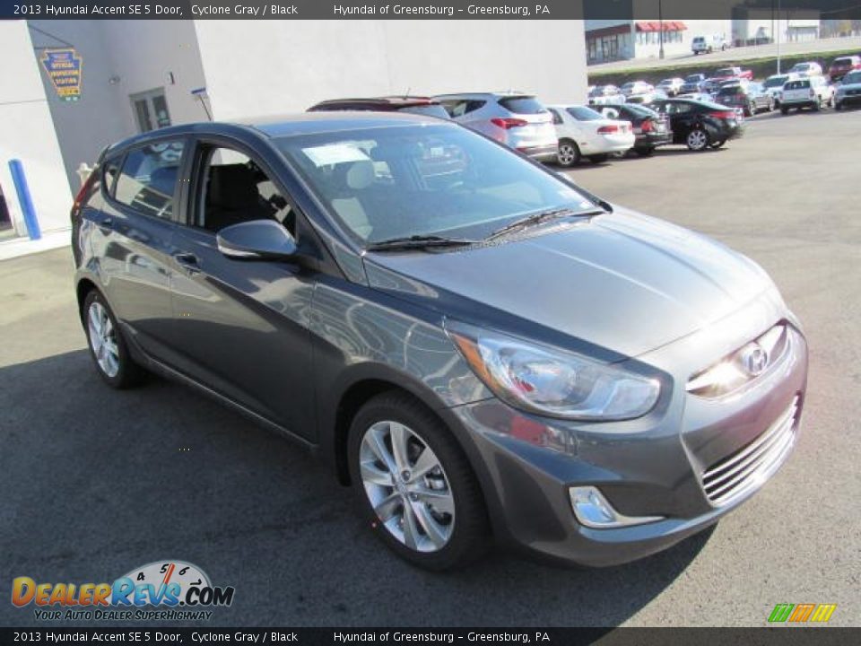 2013 Hyundai Accent SE 5 Door Cyclone Gray / Black Photo #3