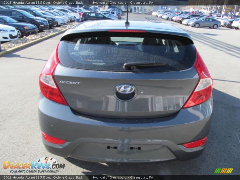 2013 Hyundai Accent SE 5 Door Cyclone Gray / Black Photo #4