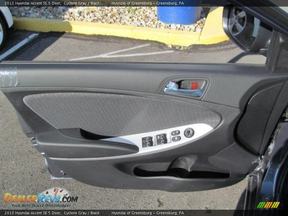 2013 Hyundai Accent SE 5 Door Cyclone Gray / Black Photo #7