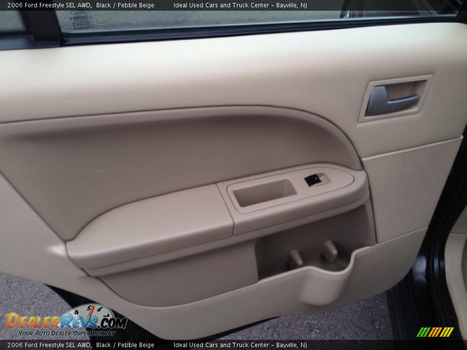 2006 Ford Freestyle SEL AWD Black / Pebble Beige Photo #18