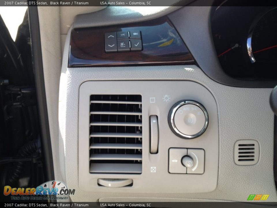 Controls of 2007 Cadillac DTS Sedan Photo #21