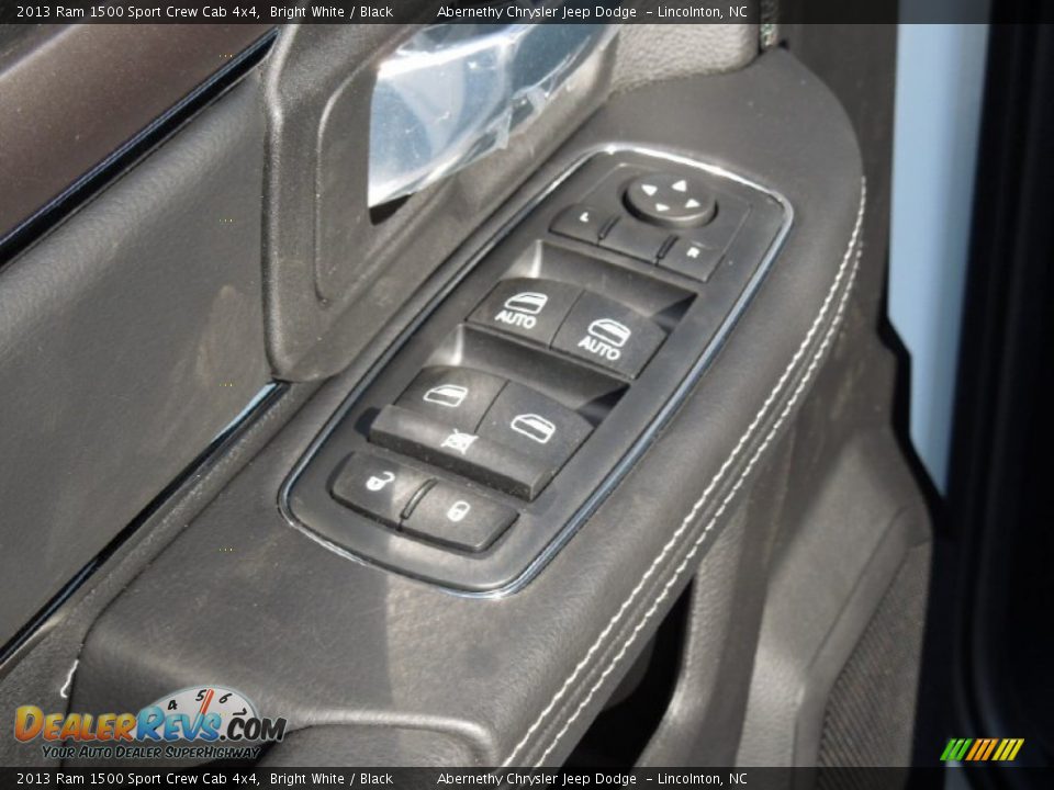 2013 Ram 1500 Sport Crew Cab 4x4 Bright White / Black Photo #11
