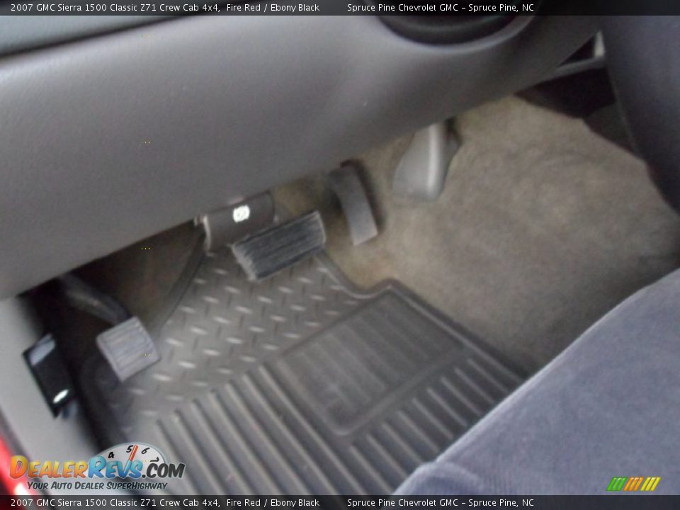 2007 GMC Sierra 1500 Classic Z71 Crew Cab 4x4 Fire Red / Ebony Black Photo #17