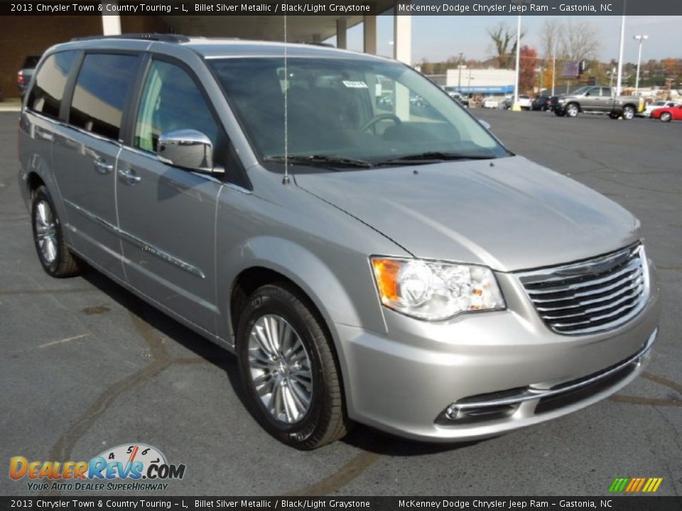 Front 3/4 View of 2013 Chrysler Town & Country Touring - L Photo #1