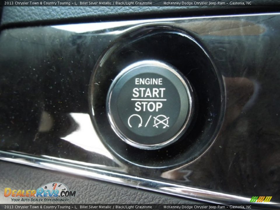 Controls of 2013 Chrysler Town & Country Touring - L Photo #16