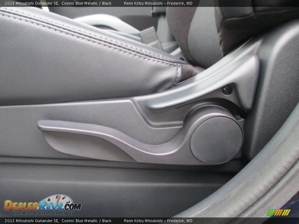 Front Seat of 2013 Mitsubishi Outlander SE Photo #10
