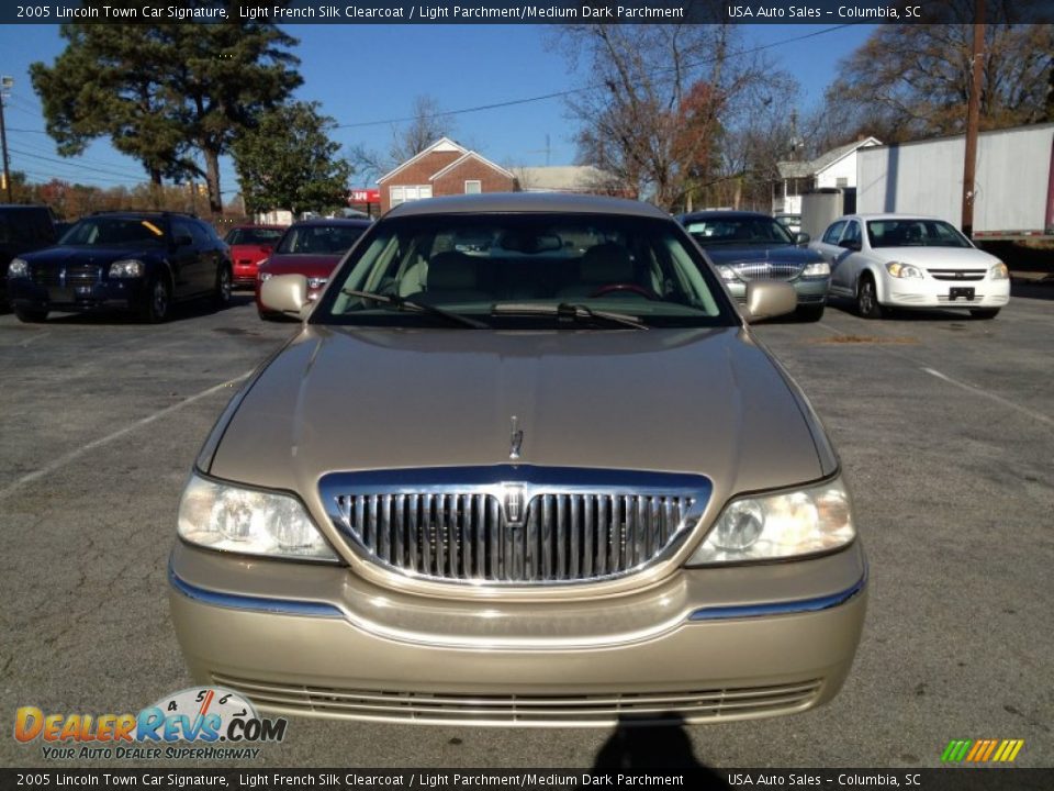 2005 Lincoln Town Car Signature Light French Silk Clearcoat / Light Parchment/Medium Dark Parchment Photo #1