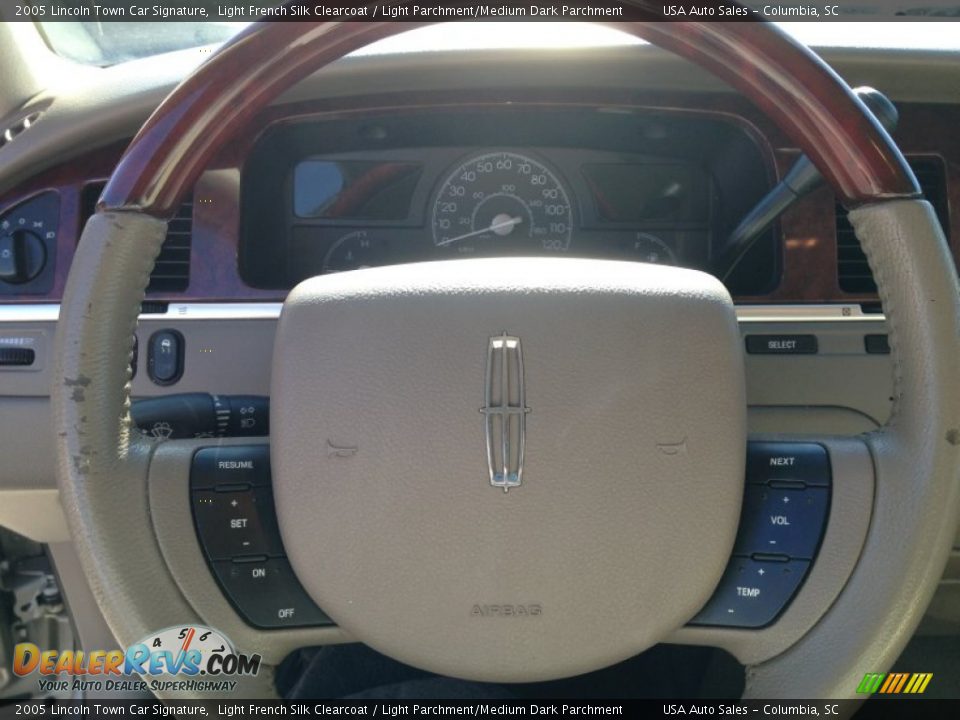 2005 Lincoln Town Car Signature Light French Silk Clearcoat / Light Parchment/Medium Dark Parchment Photo #22