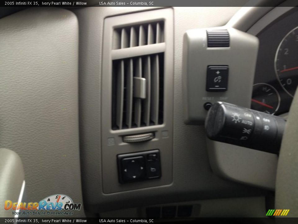 2005 Infiniti FX 35 Ivory Pearl White / Willow Photo #24