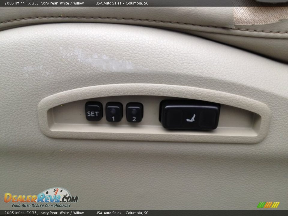 Controls of 2005 Infiniti FX 35 Photo #31