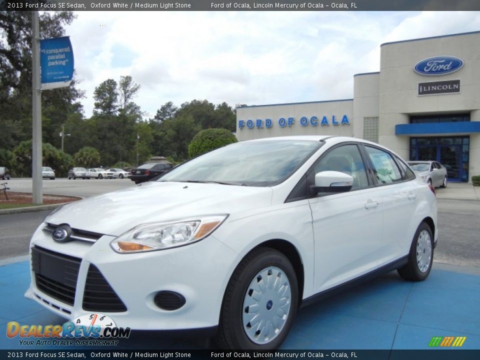 2013 Ford Focus SE Sedan Oxford White / Medium Light Stone Photo #1