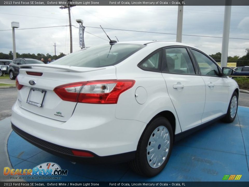 2013 Ford Focus SE Sedan Oxford White / Medium Light Stone Photo #3