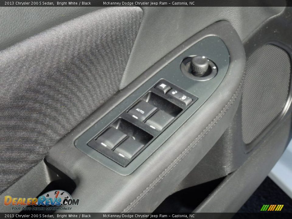 2013 Chrysler 200 S Sedan Bright White / Black Photo #11