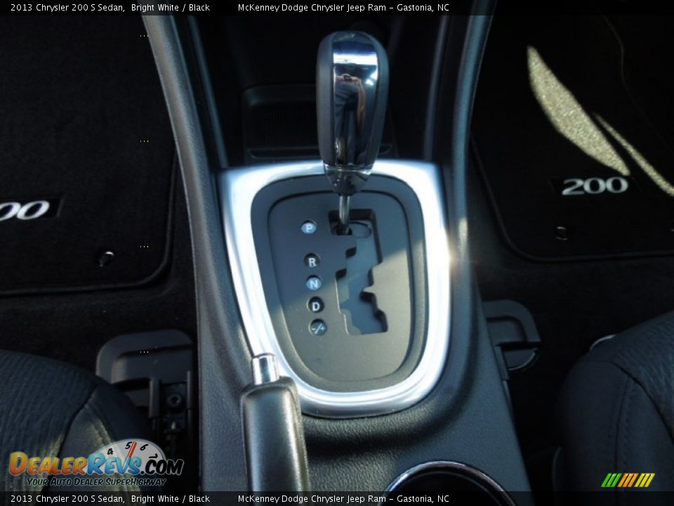 2013 Chrysler 200 S Sedan Bright White / Black Photo #12
