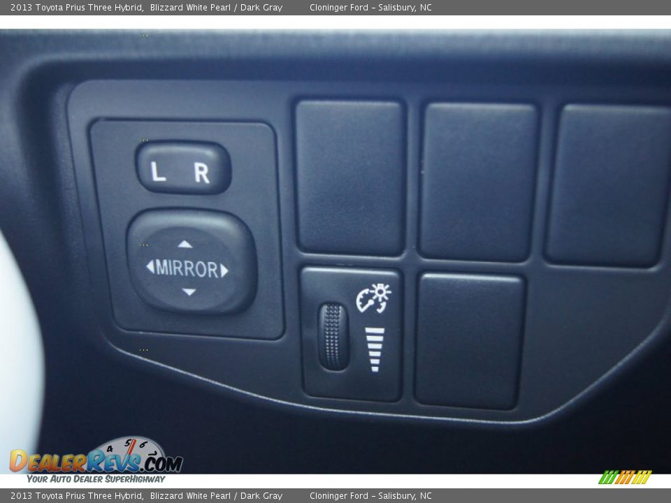 2013 Toyota Prius Three Hybrid Blizzard White Pearl / Dark Gray Photo #24